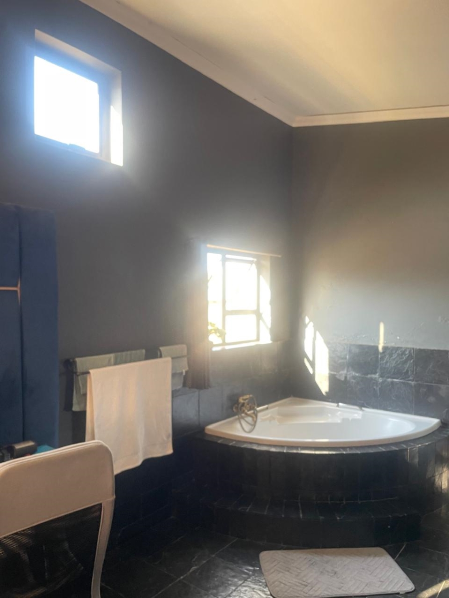 4 Bedroom Property for Sale in Gateway Manor North West